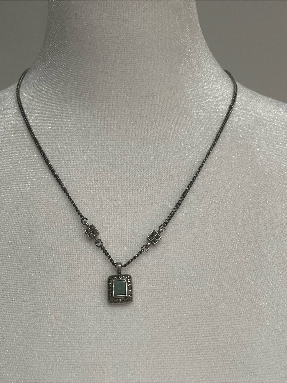 Liz Claiborne’s Silver Tone Link Chain Geometric Pendant Green & Silver Tone
